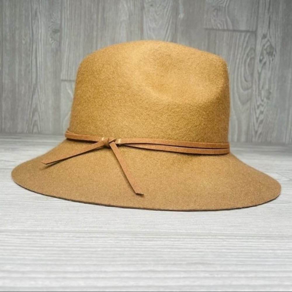 Wool hat fall pumpkin patch style with little sueded rope detail camel / tan bea